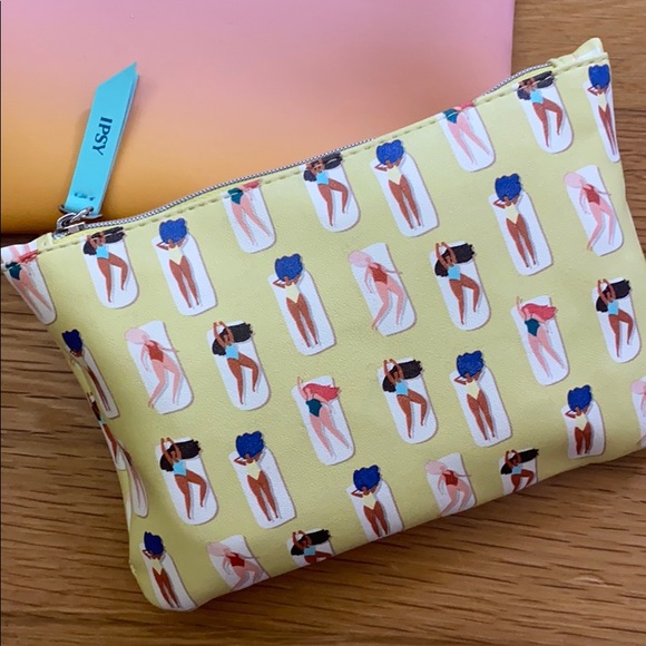 2 Makeup bags w/ never used mini lip gloss - Picture 2 of 4